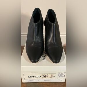 NIB 39.5/8.5 Manolo Blahnik Livrea Sleek Black Heeled Booties